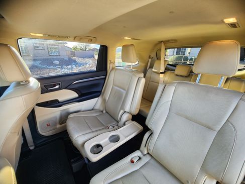 Used 2014 Toyota Highlander Limited image 9