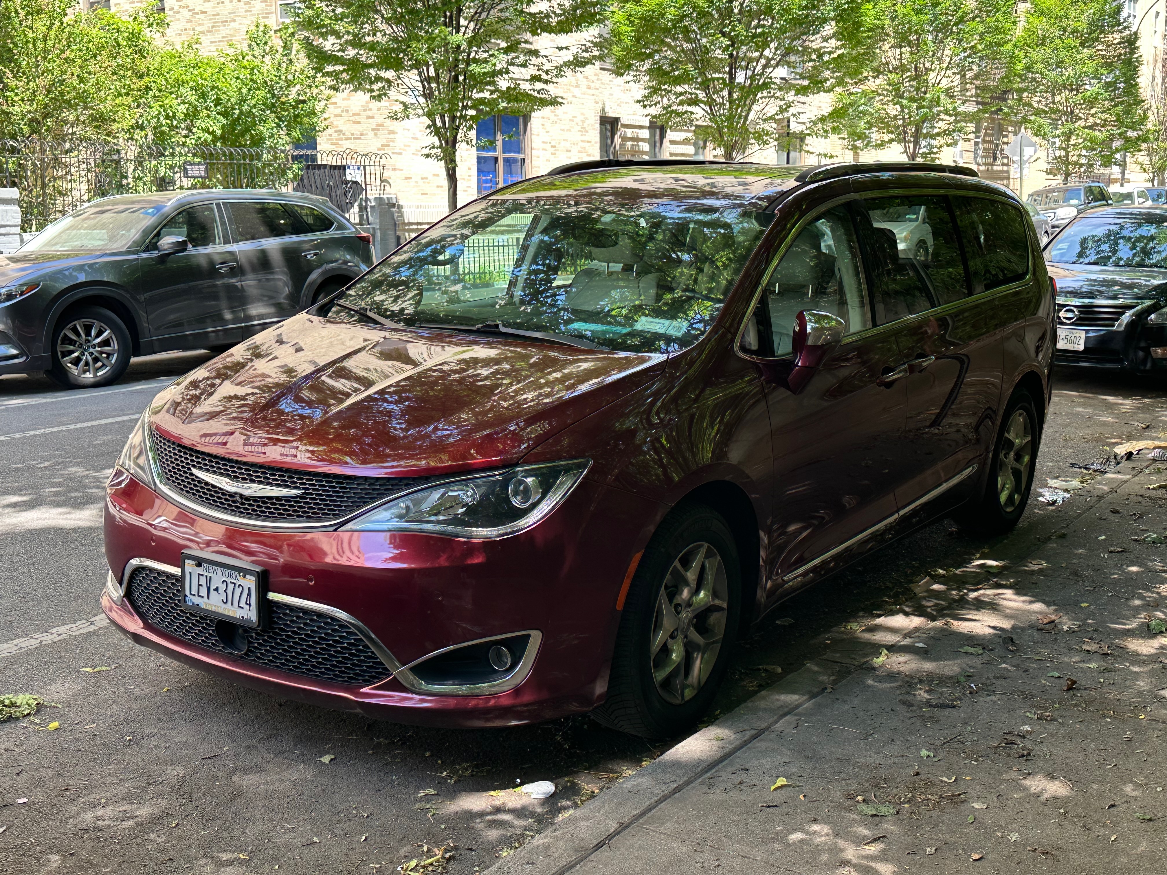 Used 2018 Chrysler Pacifica Limited w/ Advanced Safetytec Group FWD image 1