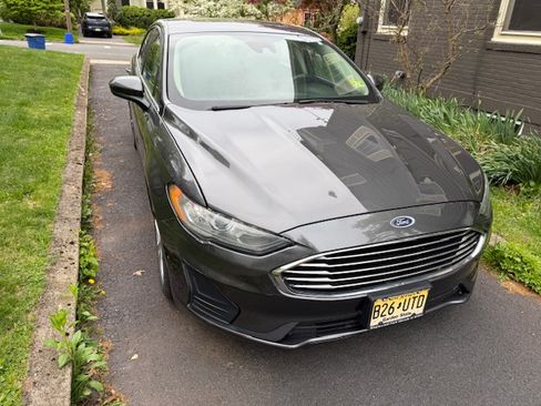 Used 2019 Ford Fusion SE FWD image 2