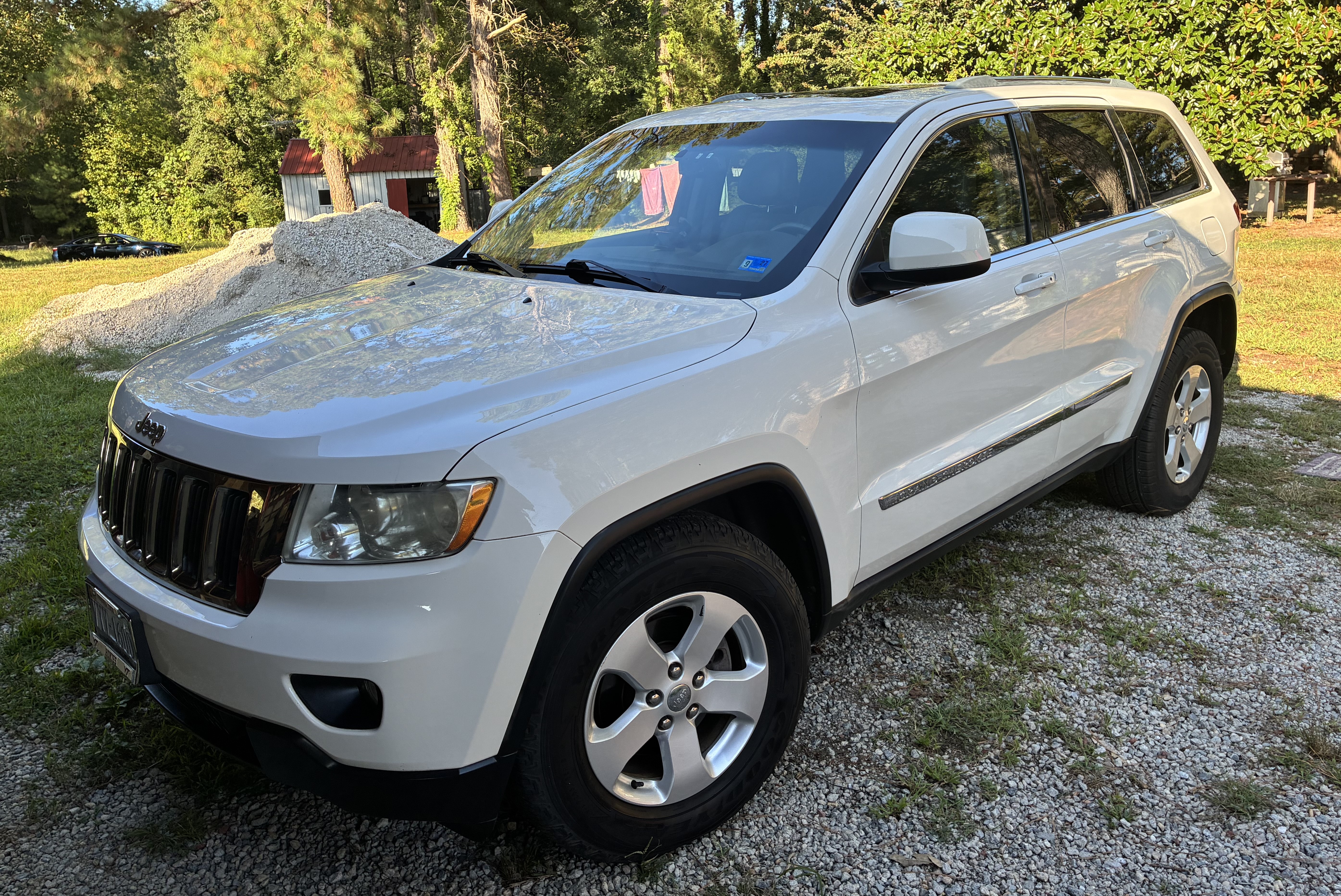 Used 2011 Jeep Grand Cherokee Laredo AWD/4WD image 1