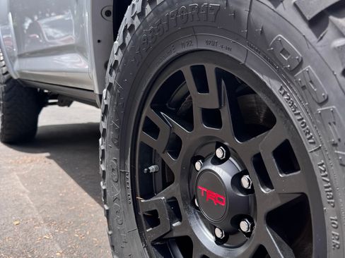 Used 2018 Toyota 4Runner TRD Off-Road Premium AWD/4WD image 30