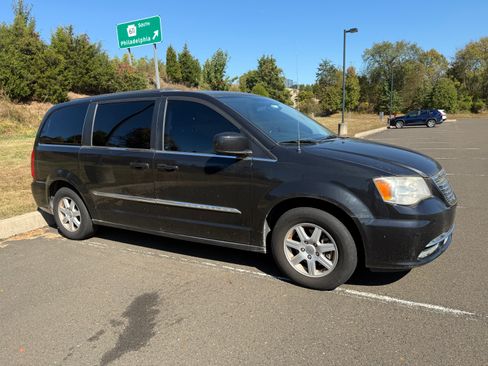 Used 2011 Chrysler Town & Country Touring image 4