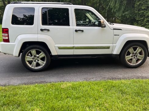 Used 2012 Jeep Liberty Limited Jet w/ Comfort/Convenience Group image 8