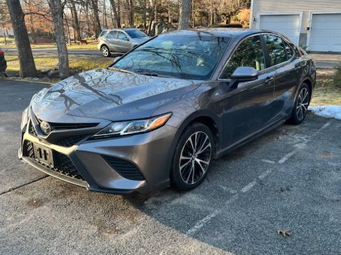 Used 2018 Toyota Camry SE image 1