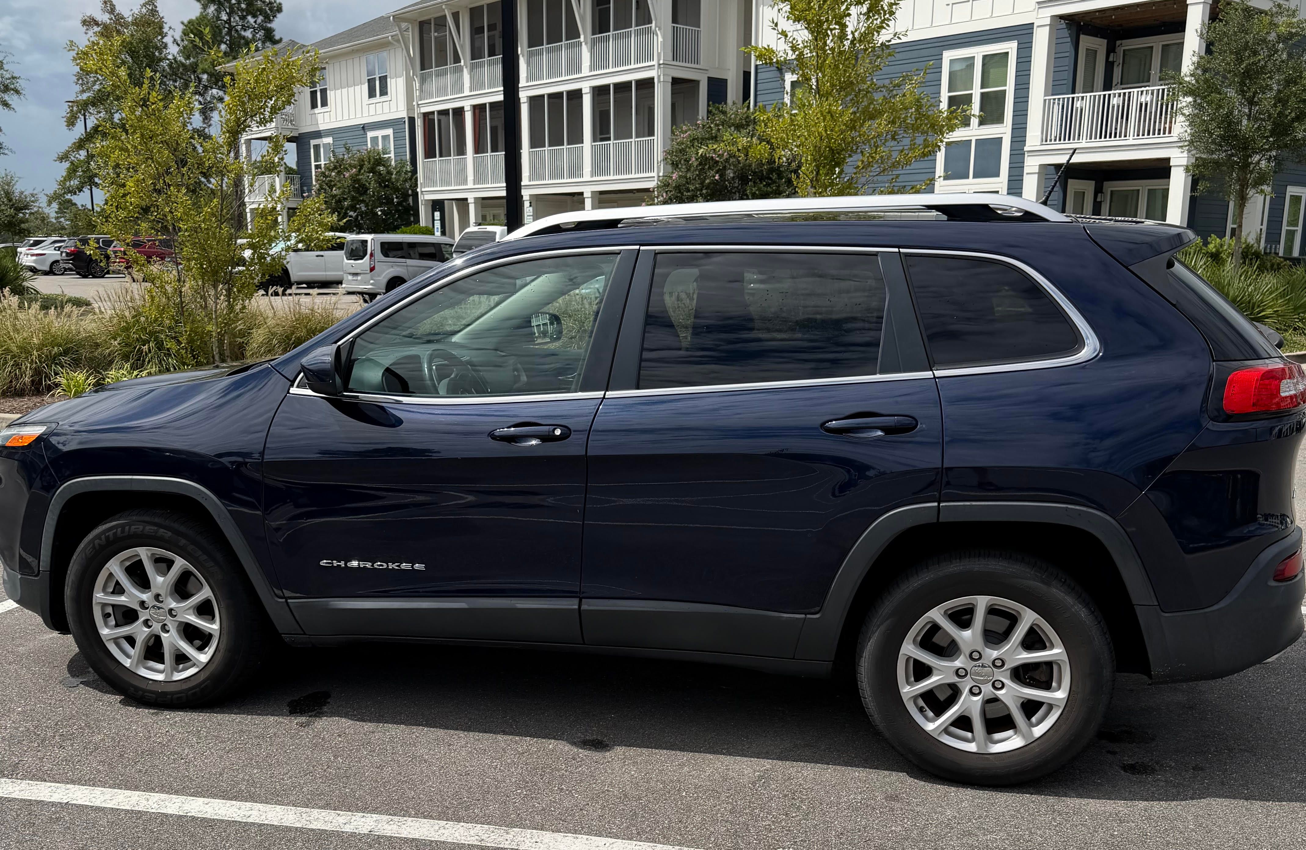 Used 2015 Jeep Cherokee Latitude w/ Cold Weather Group AWD/4WD image 2