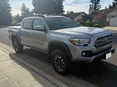 Used 2017 Toyota Tacoma TRD Off-Road image 9