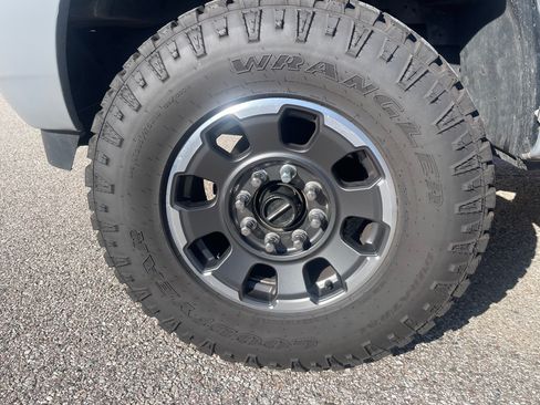 Used 2004 Ford Excursion Limited AWD/4WD image 9