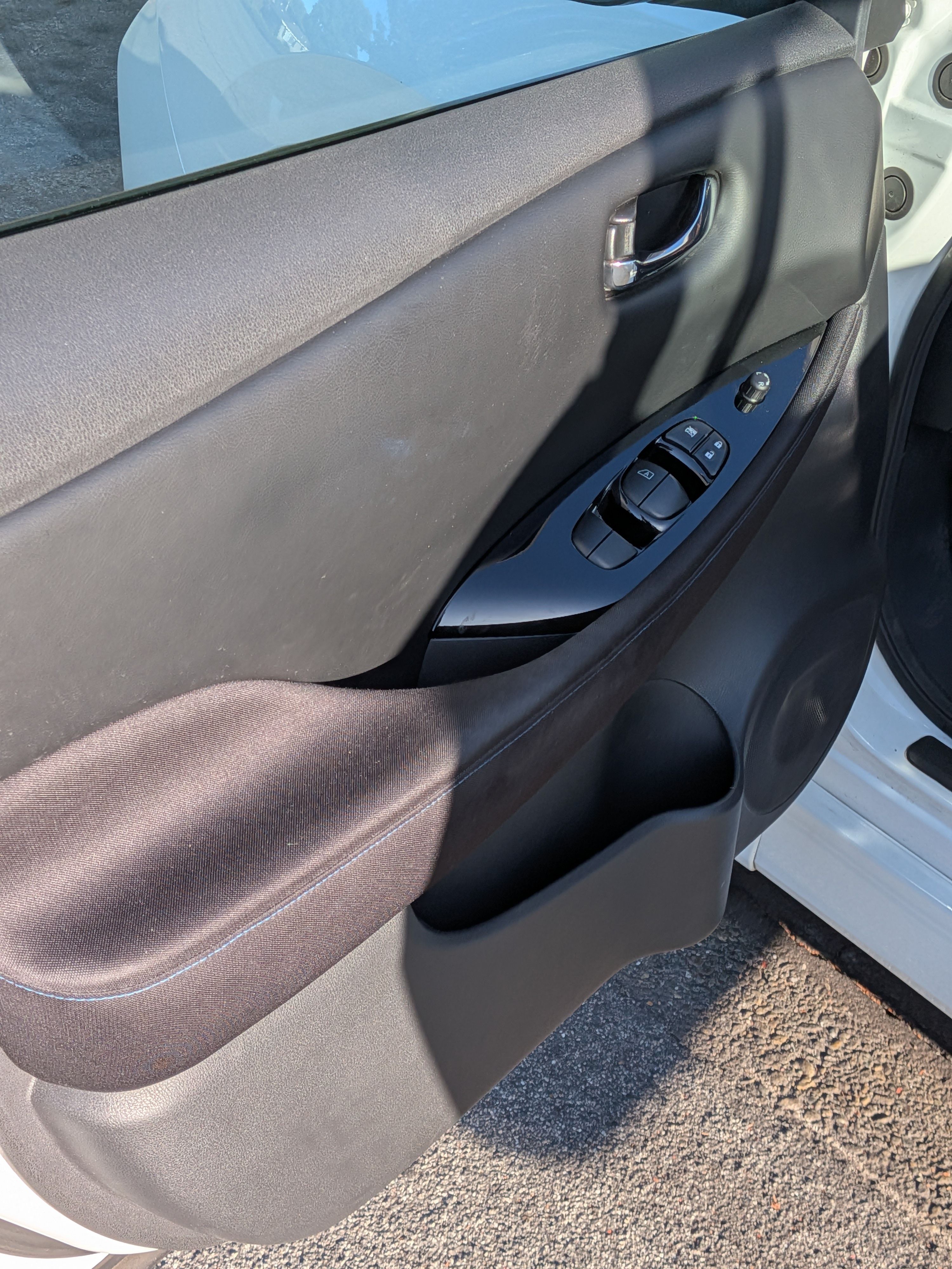 Used 2021 Nissan Leaf SV w/ SV Technology Package FWD image 8