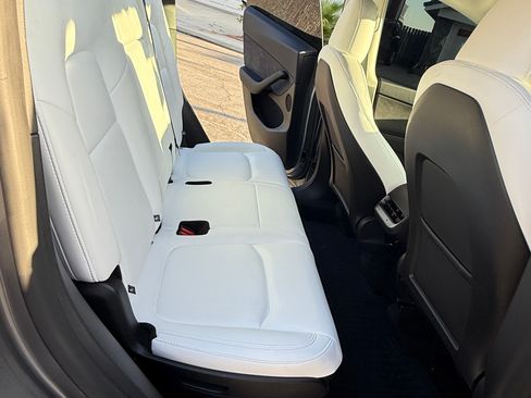 Used 2025 Tesla Model Y Long Range image 11