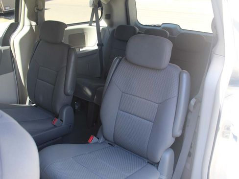 Used 2010 Chrysler Town & Country Touring FWD image 17