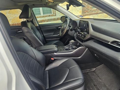 Used 2022 Toyota Highlander XLE image 16