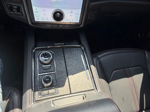 Used 2024 Ford Expedition Limited AWD/4WD image 9