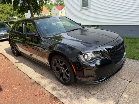 Used 2023 Chrysler 300 S w/ Comfort Group RWD image 4