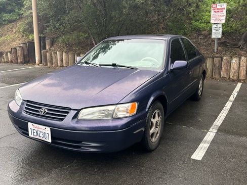 Used 1998 Toyota Camry LE image 1