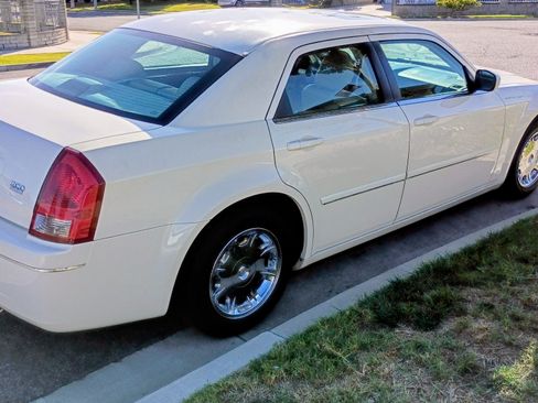 Used 2005 Chrysler 300 Touring image 2