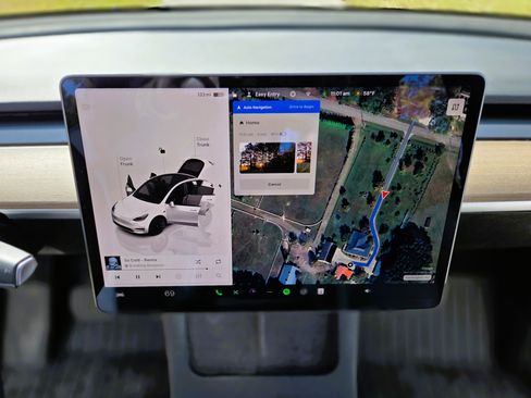 Used 2022 Tesla Model Y Long Range image 18