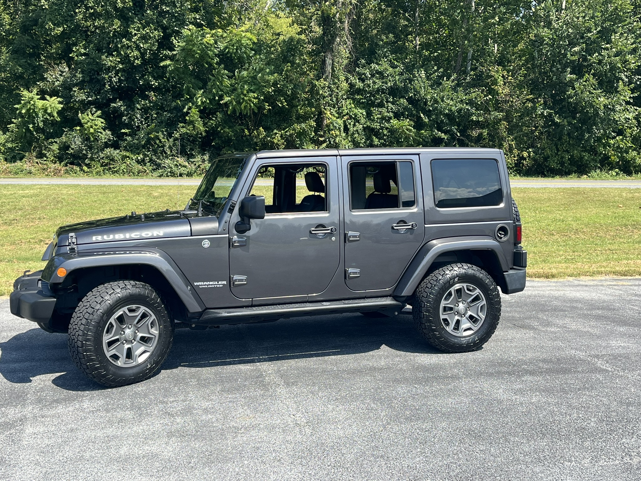 Used 2016 Jeep Wrangler Unlimited Rubicon w/ Connectivity Group AWD/4WD image 1