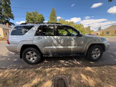 Used 2005 Toyota 4Runner SR5 AWD/4WD image 5