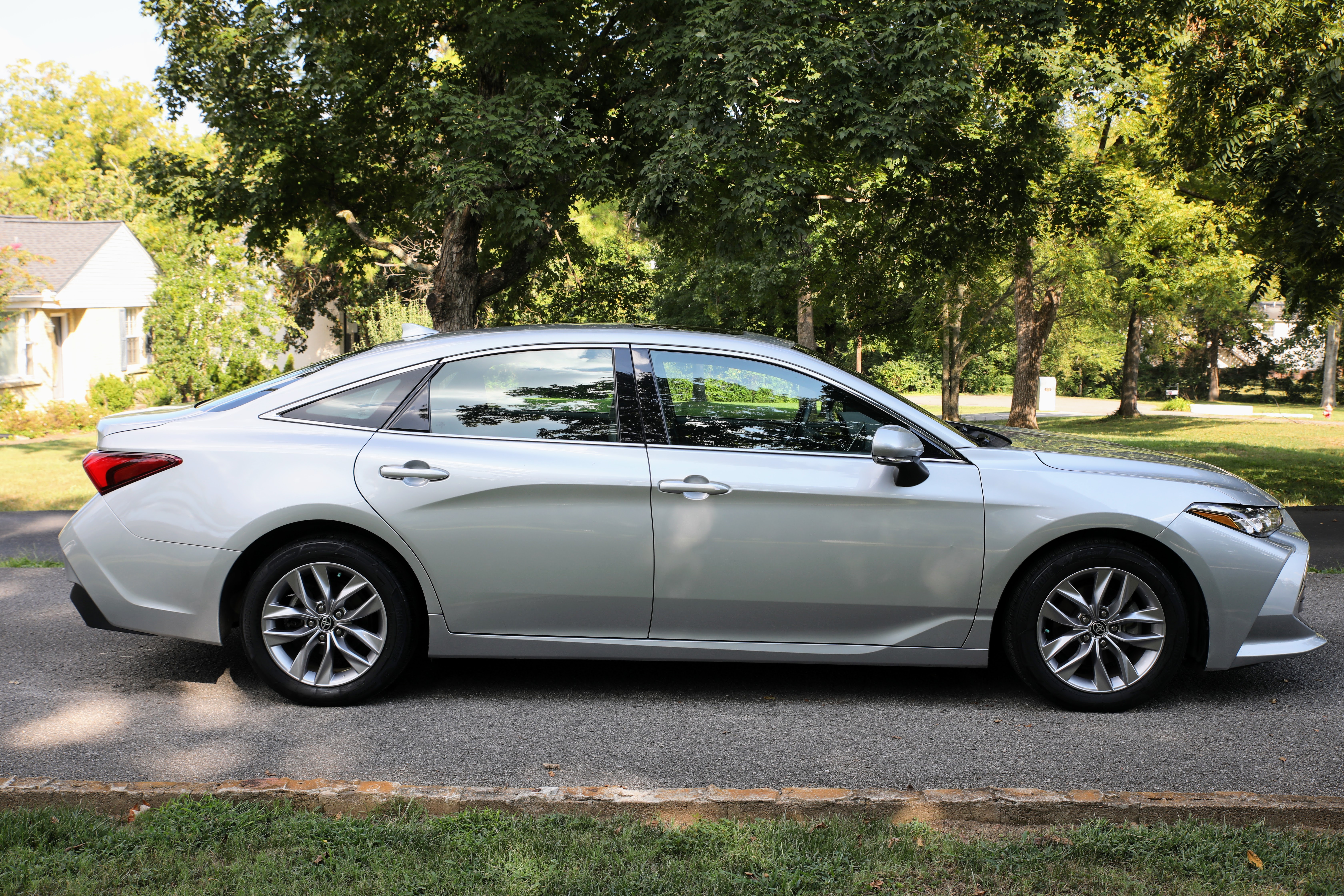 Used 2021 Toyota Avalon XLE w/ Moonroof Package FWD image 1