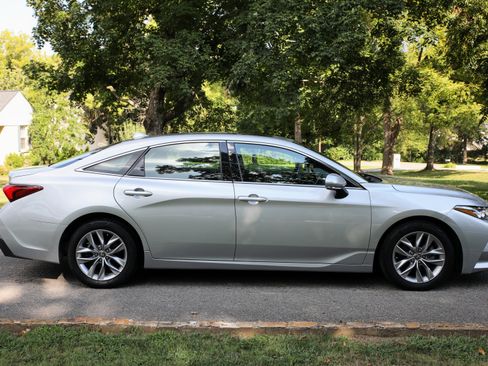 Used 2021 Toyota Avalon XLE w/ Moonroof Package FWD image 1