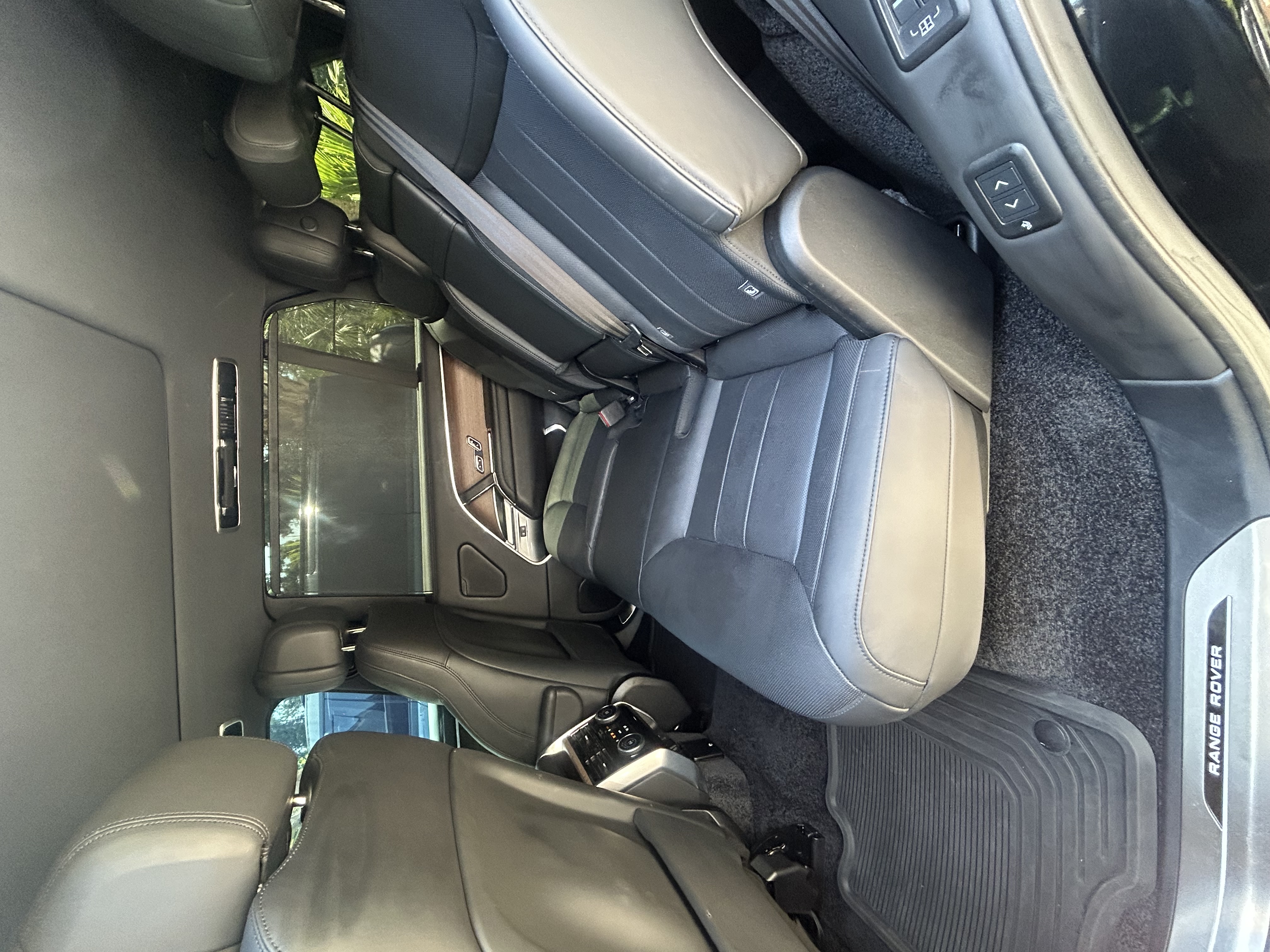 Used 2025 Land Rover Range Rover Long Wheelbase SE AWD/4WD image 16