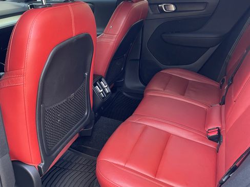 Used 2020 Volvo XC40 T4 Momentum image 13