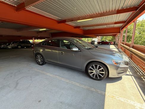 Used 2017 Volvo S60 T5 Inscription Platinum FWD image 4