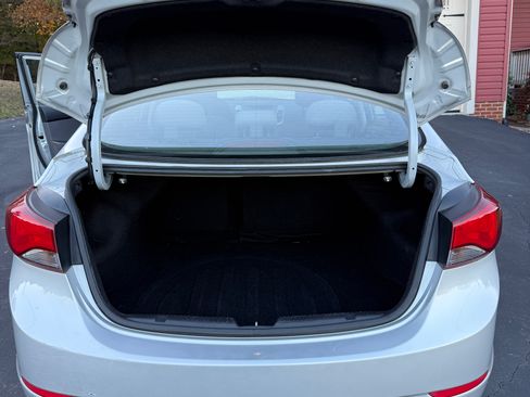 Used 2016 Hyundai Elantra SE image 15