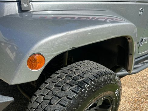 Used 2016 Jeep Wrangler Unlimited Rubicon w/ Connectivity Group AWD/4WD image 8