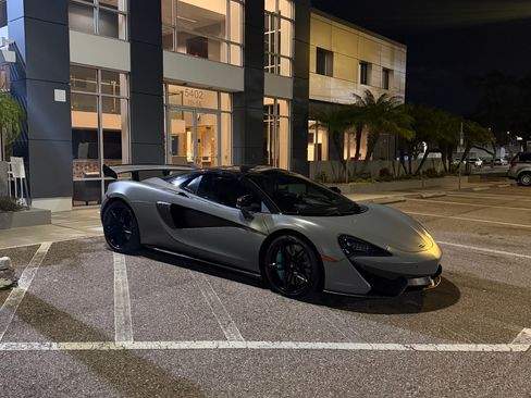 Used 2020 McLaren 570S Spider RWD image 8