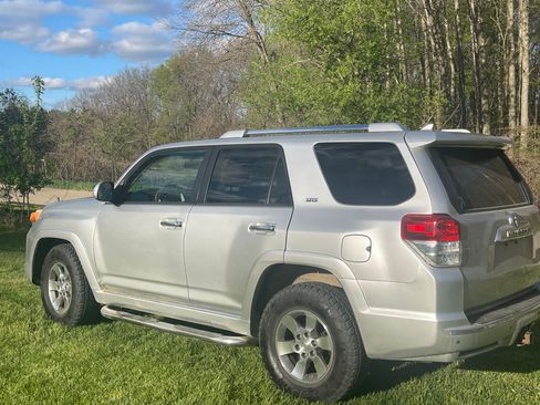 Used 2011 Toyota 4Runner SR5 w/ Convenience Pkg image 4