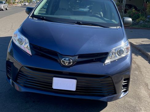 Used 2019 Toyota Sienna L image 1