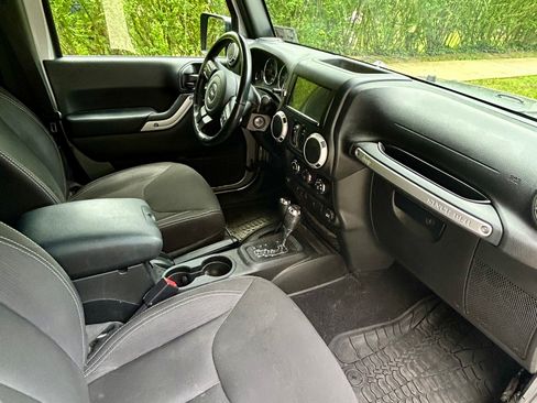 Used 2017 Jeep Wrangler Unlimited Sahara image 6