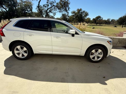 Used 2022 Volvo XC60 B5 Momentum image 1