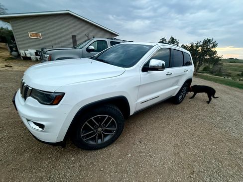 Used 2017 Jeep Grand Cherokee Limited w/ Luxury Group II RWD image 4