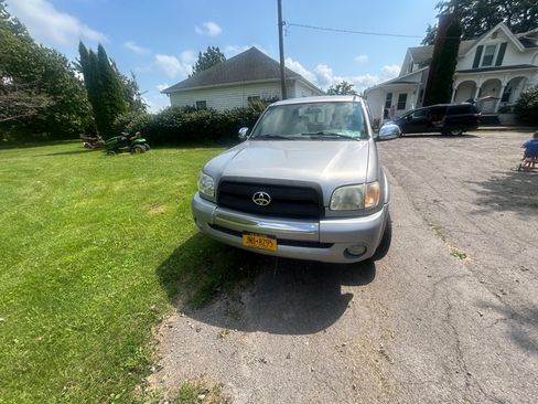 Used 2006 Toyota Tundra SR5 w/ TRD Off-Road Pkg AWD/4WD image 2