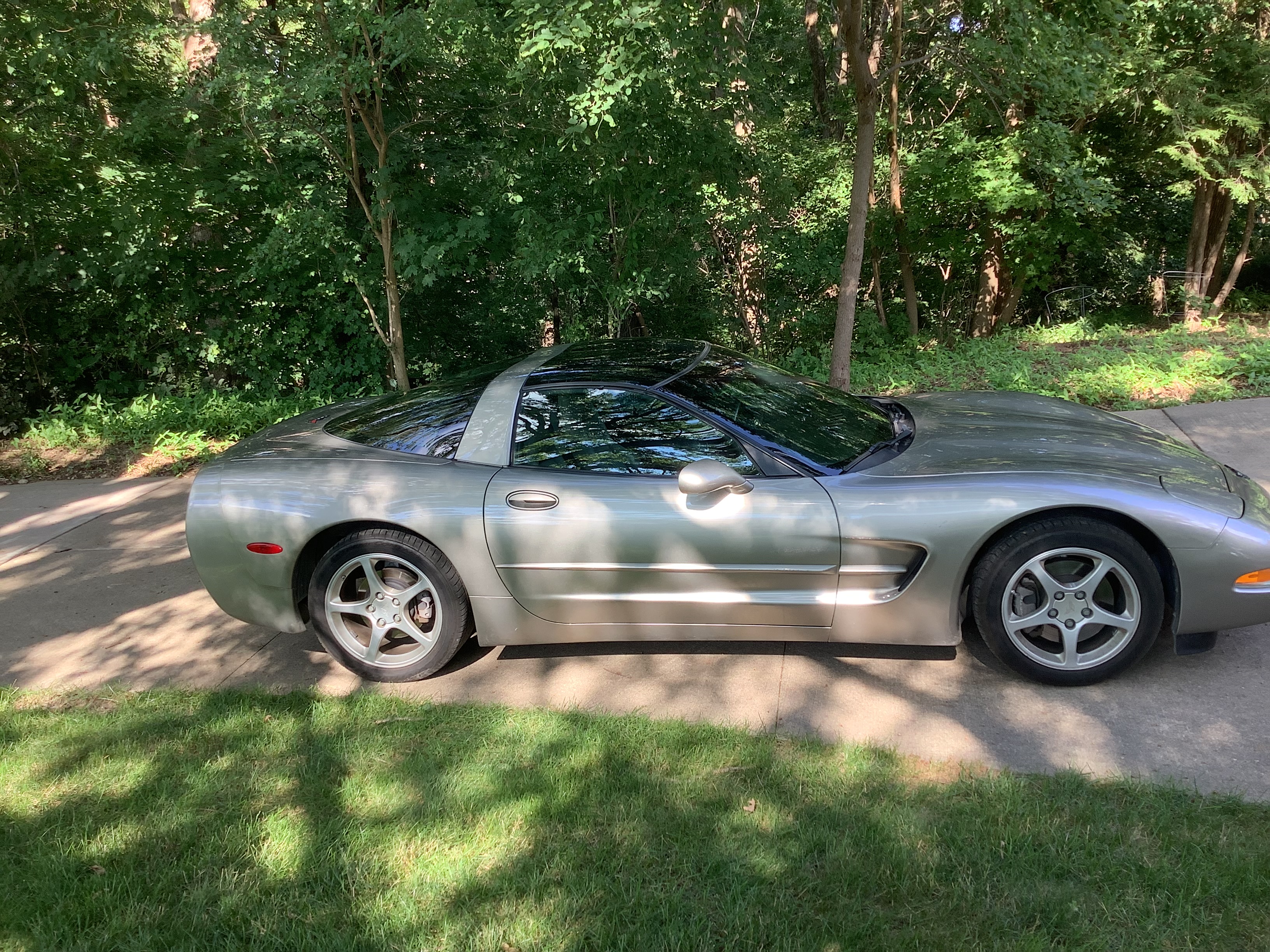 Used 2002 Chevrolet Corvette Coupe w/ Preferred Equipment Group2 RWD image 9