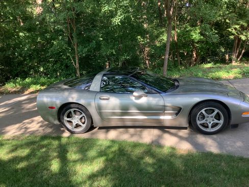 Used 2002 Chevrolet Corvette Coupe w/ Preferred Equipment Group2 RWD image 8