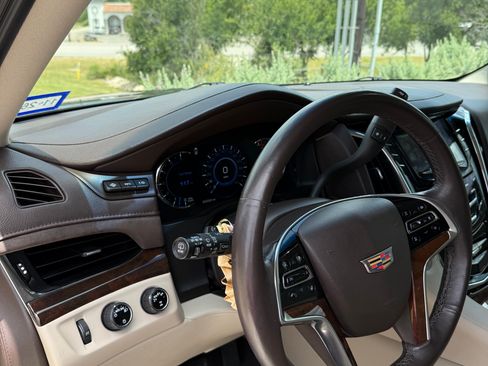 Used 2017 Cadillac Escalade Luxury AWD/4WD image 15