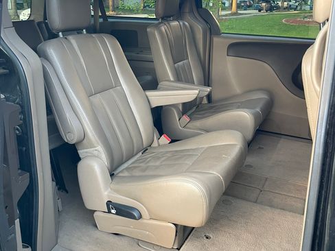 Used 2014 Chrysler Town & Country Touring FWD image 14