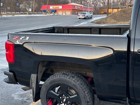 Used 2018 Chevrolet Silverado 1500 LTZ Z71 w/ Redline Edition image 5