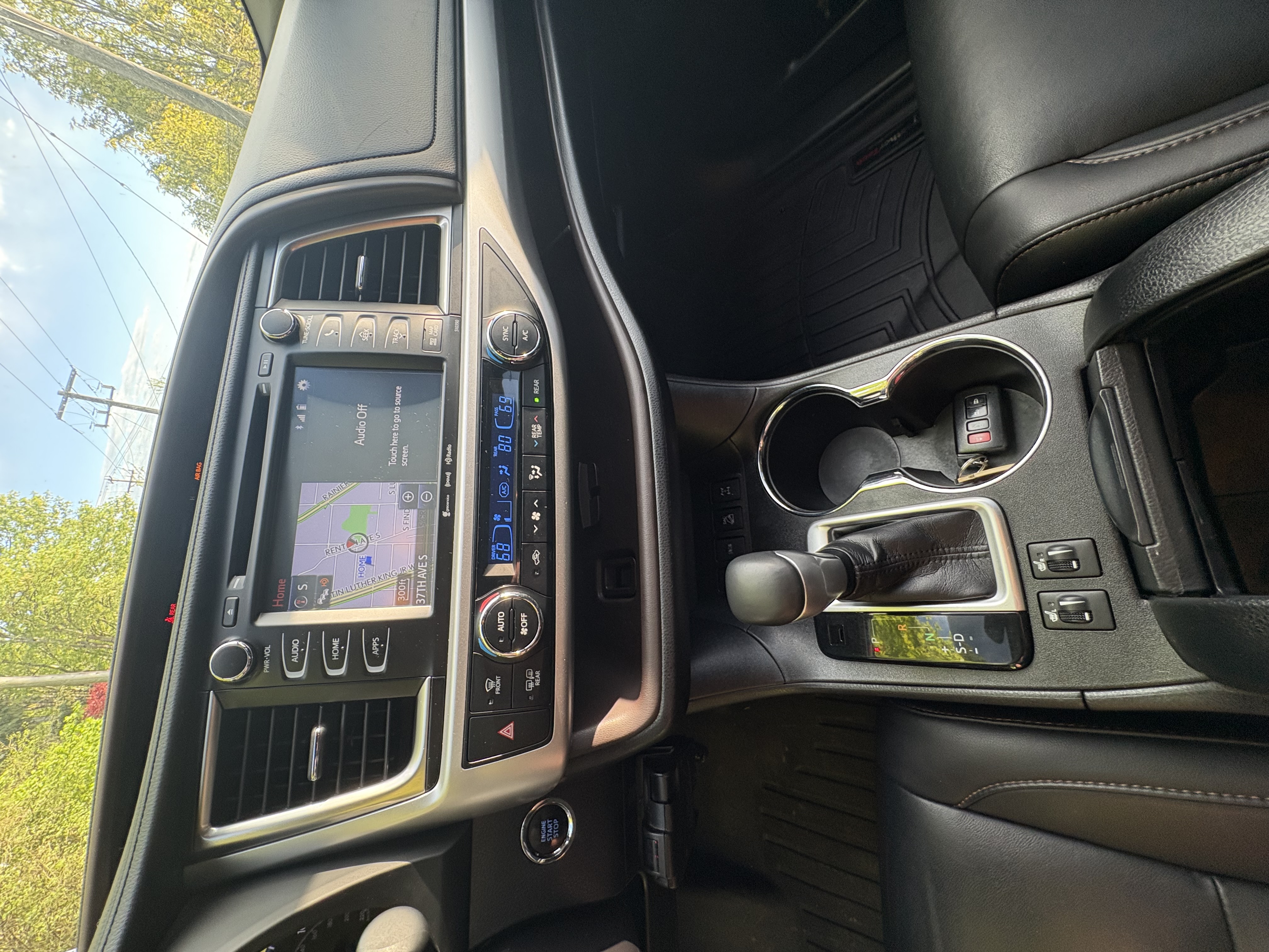 Used 2019 Toyota Highlander XLE w/ Carpet Mat Package (TMS) AWD/4WD image 8