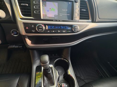 Used 2019 Toyota Highlander XLE w/ Carpet Mat Package (TMS) AWD/4WD image 8