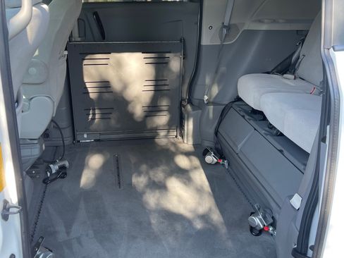 Used 2013 Toyota Sienna LE FWD image 10