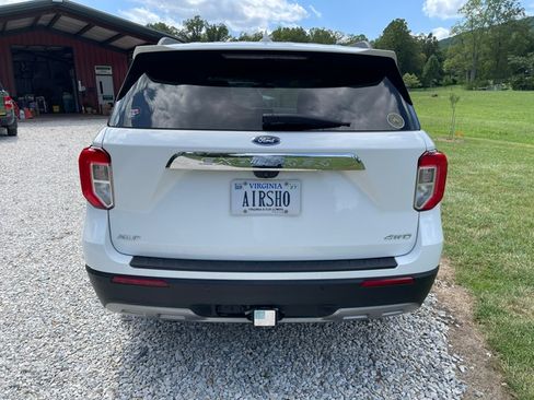 Used 2022 Ford Explorer XLT w/ Equipment Group 202A AWD/4WD image 8