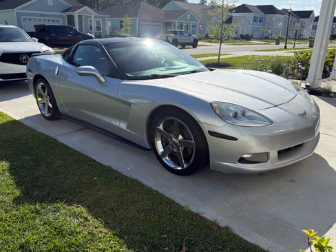 Used 2009 Chevrolet Corvette Coupe RWD image 2