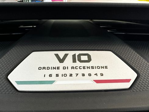 Used 2021 Lamborghini Huracan EVO image 25