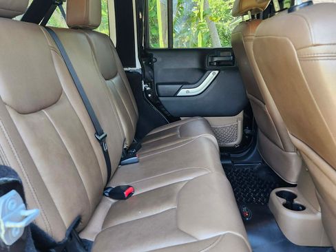 Used 2016 Jeep Wrangler Unlimited Rubicon w/ Connectivity Group AWD/4WD image 10