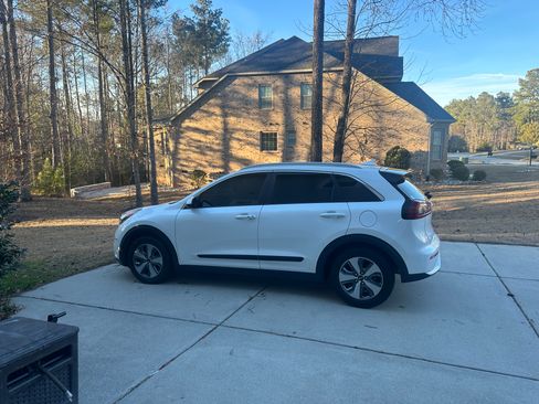 Used 2019 Kia Niro LX image 2