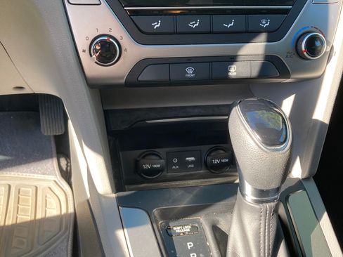 Used 2018 Hyundai Elantra SE image 10